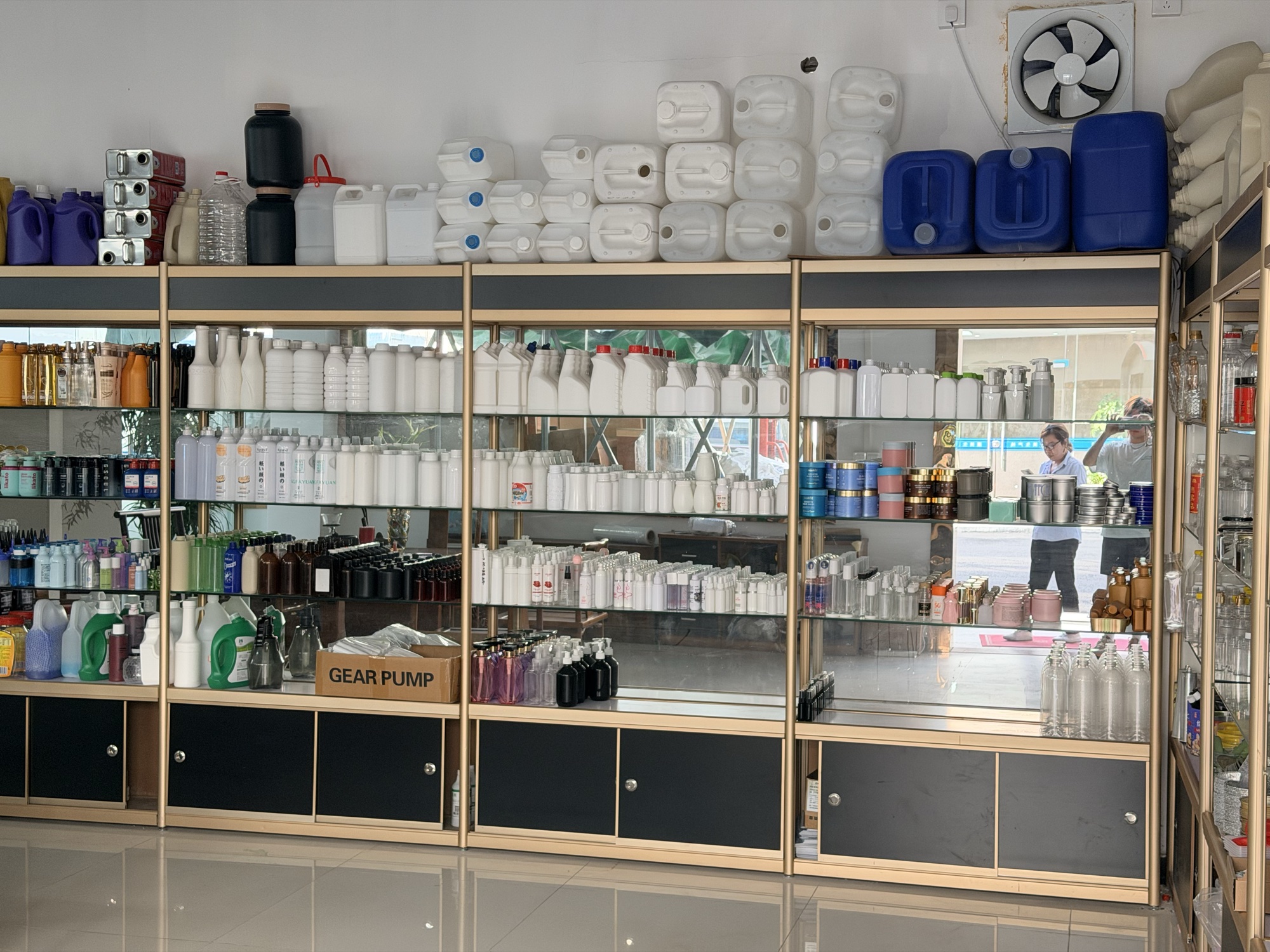 Bottle, jar and container samples at Huide