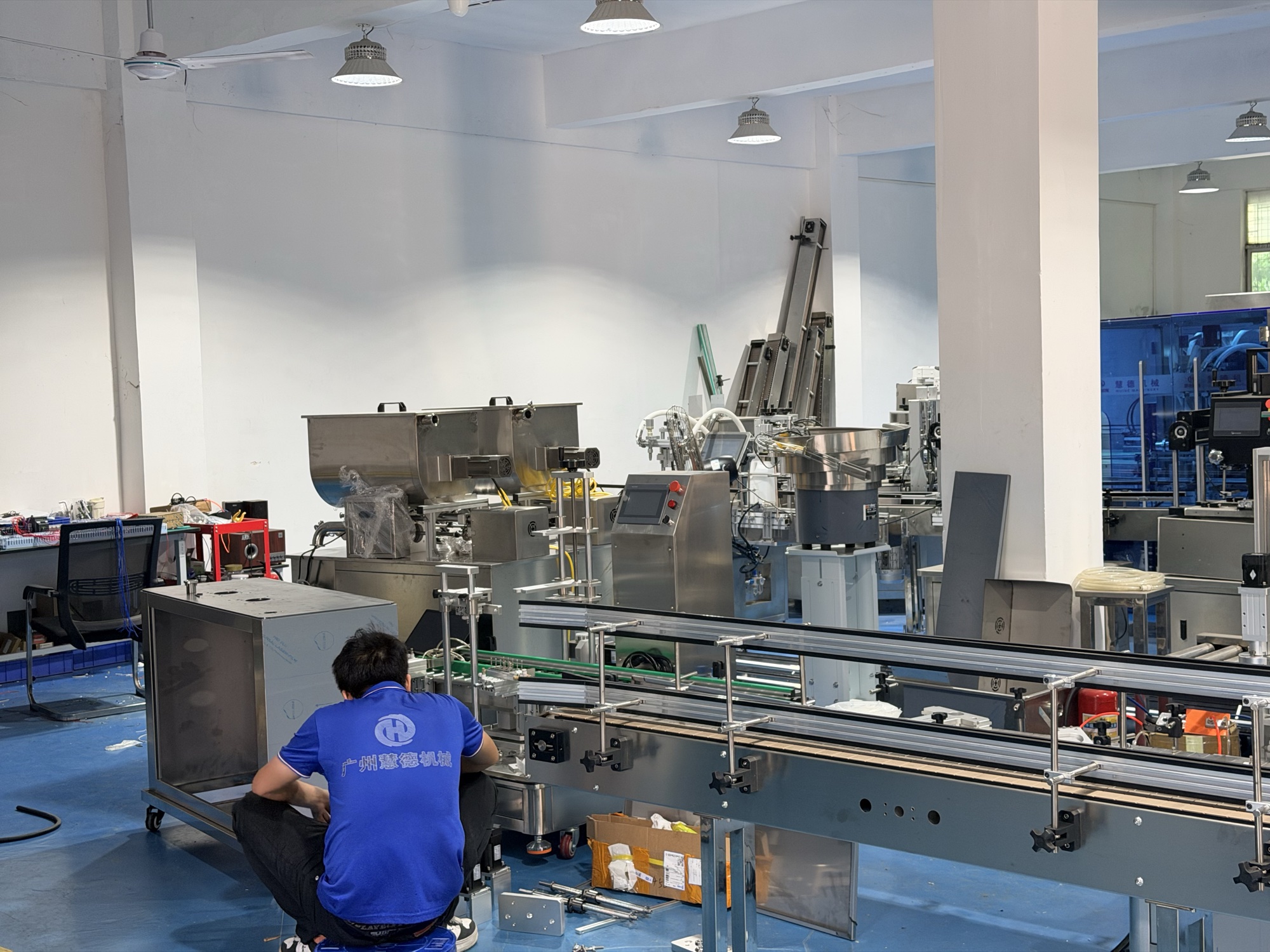 Equipment work in the Huide workshop